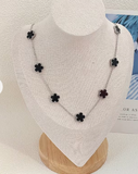 Collar de trébol negro + CAJA